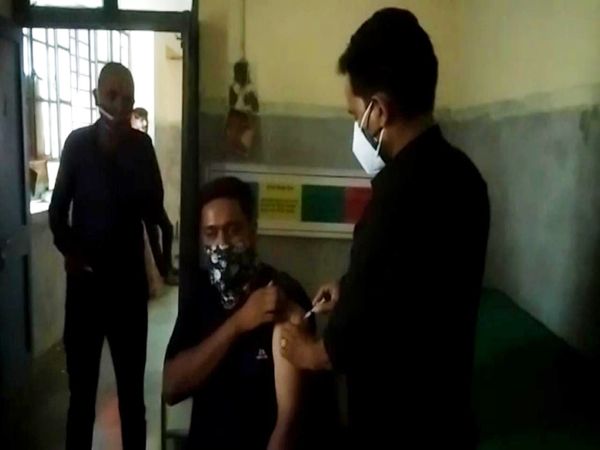 सायरा पीएचसी में वैक्सीन लगाते हुए एंबुलेंस चालक महेंद्र। - Dainik Bhaskar