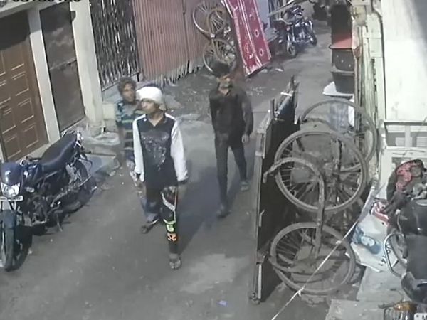 तीनों चोर आराम से घूम-घूमकर घरों की रैकी करते रहे।
