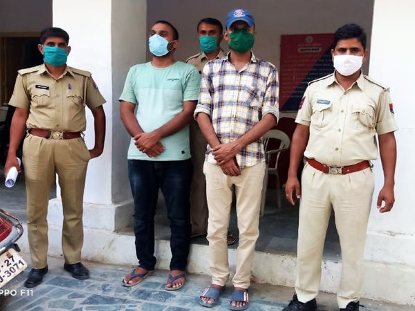 पुलिस गिरफ्त में आरोपी। - Dainik Bhaskar