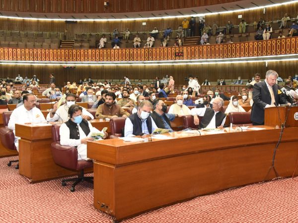 Imran and his aides during the presentation of the budget in the Parliament of Pakistan on Friday. - Dainik Bhaskar