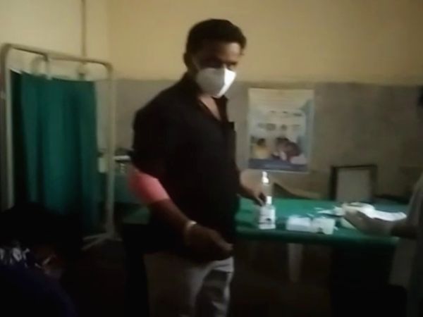 एंबुलेंस चालक महेंद्र लोहार।