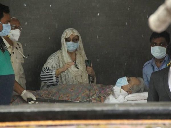 दिलीप साहब के बाहर निकलने के दौरान सायरा हर समय उनके साथ थीं।