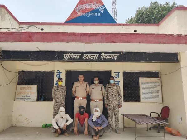 हमला करने वालों में तीन आरोपी पकड़े - Dainik Bhaskar