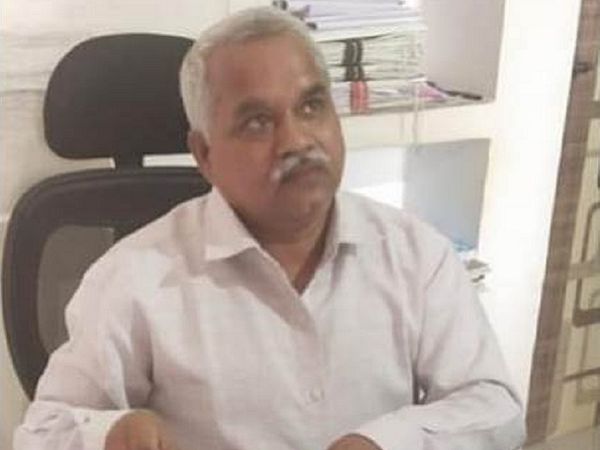 ठेकेदार ने स्कूल अहाता निर्माण कार्य किया था। इसका बकाया 3 लाख रुपए का भुगतान किया जाना था। इस राशि के एवज में आरोपी जनपद पंचायत CEO कुलेश्वर गायकवाड़ (60) 20 हजार रुपए की रिश्वत मांग रहे थे।