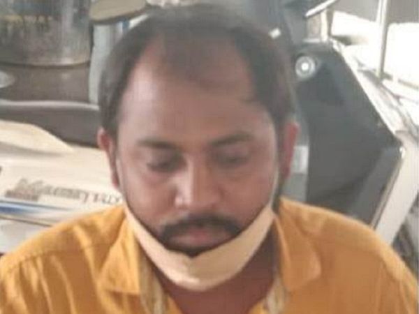 पटवारी अमित गुप्ता पर आरोप है कि उन्होंने बी-1, नक्शा, खसरा की नकल देने के एवज में 50,000 रुपए की रिश्वत की मांगी थी।
