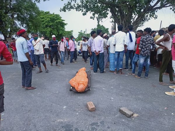 शव को सड़क पर रखकर लोगों ने किया सड़क जाम।