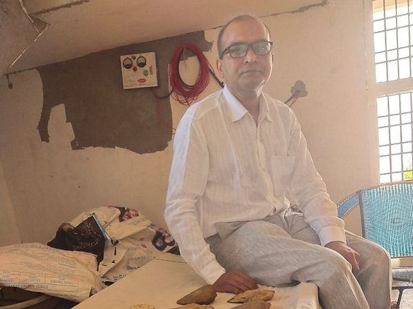बिलासपुर के तोरवा निवासी डॉ. विनय तिवारी जशपुर के एक शासकीय कॉलेज में प्रोफेसर हैं।