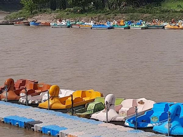 लेक पर बोटिंग की अभी अनुमति नहीं।