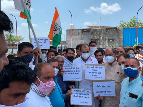 गुरुवार को पूर्व मंत्री एवं विधायक प्रियव्रत सिंह के नेतृत्व में खिलचीपुर में सरकार के खिलाफ पेट्रोल, डीज़ल, रसोई गैस तथा खाद्य तेलों के बढ़ते दामों को लेकर प्रदर्शन किया गया। - Dainik Bhaskar