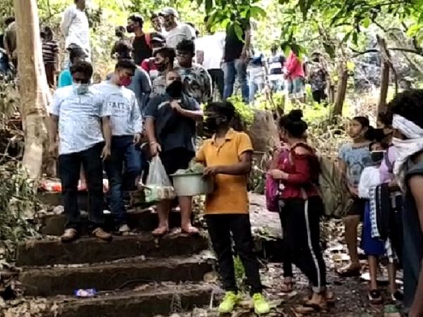 पुलिस ने घेराबंदी कर पर्यटकों को पकड़ लिया और 20 लोगों से 10 हजार से ज्यादा का जुर्माना वसूला गया। वहीं 20 बच्चों के परिजनों को बुलाकर समझाइश भी दी गई।