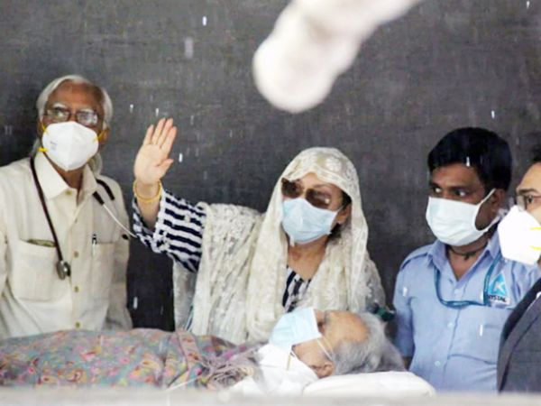 सायरा बानो ने अस्पताल के बाहर मौजूद मीडिया का अभिवादन किया।