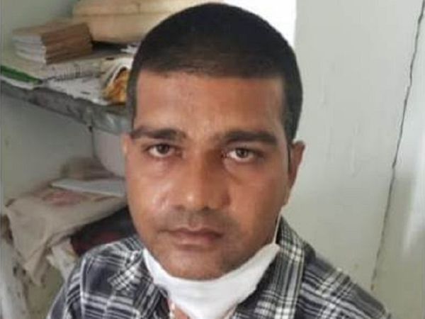 पटवारी गजेंद्र चंद्रवंशी पर आरोप है कि उन्होंने स्थानीय निवासी को ऋण पुस्तिका बनाकर देने की एवज में 11 हजार रुपए मांगे थे।