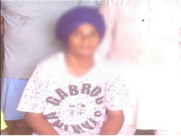 पीड़ित कुनाल शर्मा, जो पुलिस को अपनी कहानी सुनाते-सुनाते रो पड़ा। - Dainik Bhaskar