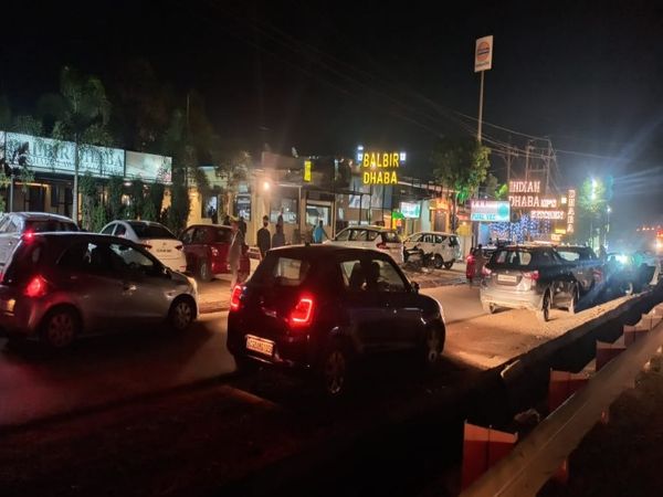 शाम 6 बजे तक प्रतिबंध के दौरान रायपुर में बहुत सी दुकानों ने नियम तोड़ा, अब वक्त बढ़ा दिया गया है लापरवाही भी बढ़ने की आशंका है। - Dainik Bhaskar