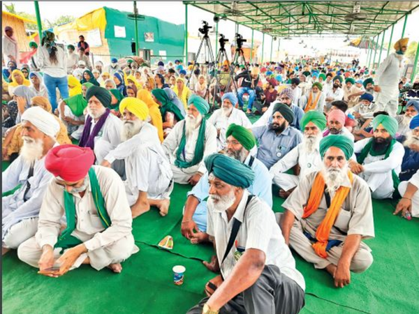 मंच पर किसान नेता बलबीर सिंह राजेवाल, गुरनाम सिंह चढ़ूनी, दर्शनपाल आदि नेता संबोधन करते हैं, हर दिन मंच तक महिलाएं पहुंच रही हैं। - Dainik Bhaskar