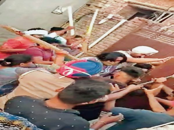 कारिंदा बोला- पुलिस न होती तो वह मार देते - Dainik Bhaskar