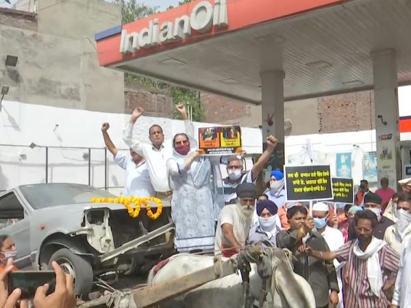प्रदर्शन करने वालों की स्थिति में सुधार करने वाला है।' - दैनिक भास्कर