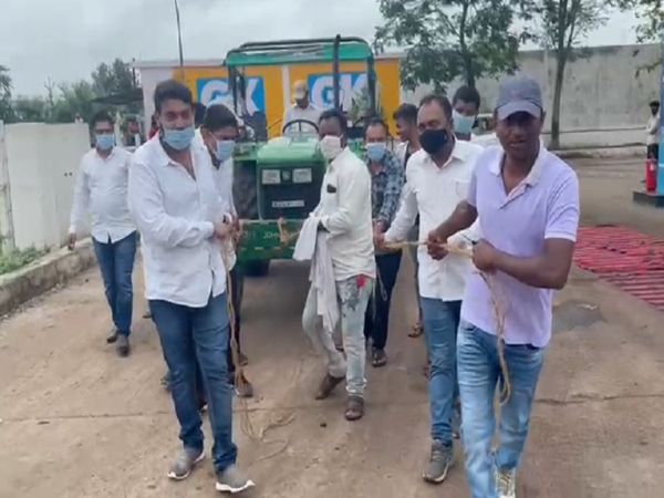 सिलयारी में कांग्रेस नेताओं का विरोध प्रदर्शन