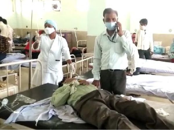 जिला अस्पताल में भर्ती जनशिक्षक चंद्रमौलेश्वर श्रीवास्तव। बाद में उन्हें भोपाल रेफर कर दिया गया। - Dainik Bhaskar