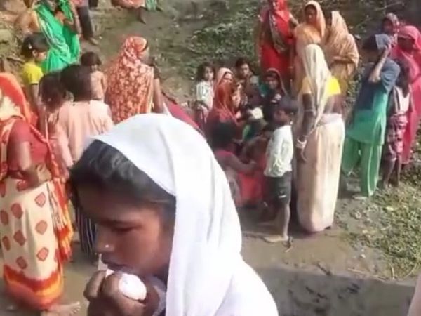 घटनास्थल पर उमड़ी लोगों की भीड़। - Dainik Bhaskar