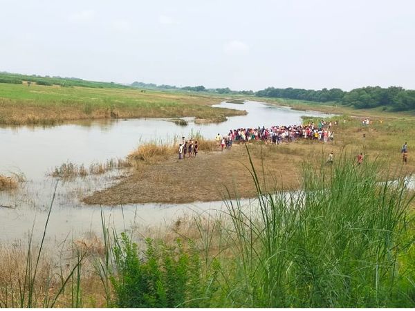 किऊल हरोहर नदी के पास उमड़ी ग्रामीणों की भीड़।