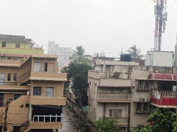 पटना में आज सुबह से ही रुक-रुककर बारिश हो रही है।