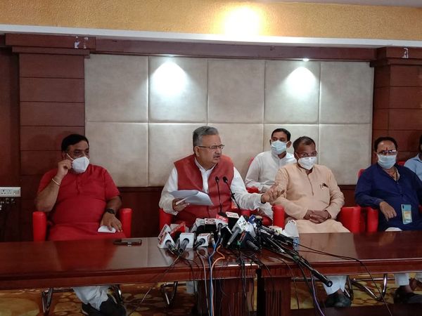 प्रेस कॉन्फ्रेंस में डॉ रमन सिंह ने बताया कि वो और उनकी पार्टी  लोगों के बीच जाकर सरकार की नाकामियां गिनवाएगी। - Dainik Bhaskar