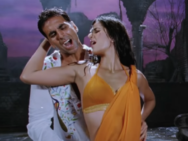 फिल्म के टिप-टिप बरसा पानी गाने की शूटिंग का सीन।
