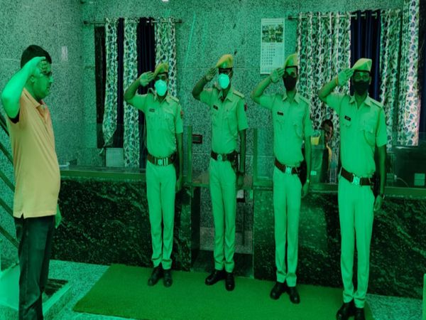 वाई श्रेणी की सुरक्षा मिलने के बाद सुरक्षा में तैनात रहने वाले पुलिसकर्मियों ने विधायक ओमप्रकाश हुड़ला को सलामी दी। - Dainik Bhaskar