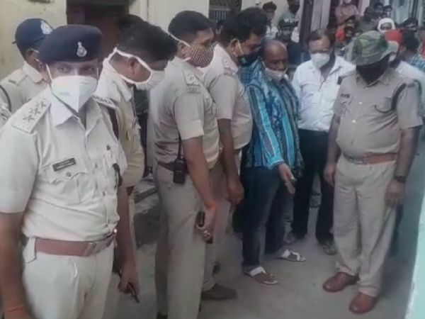 वारदास्थल पर जांच करती हुई पुलिस। - Dainik Bhaskar