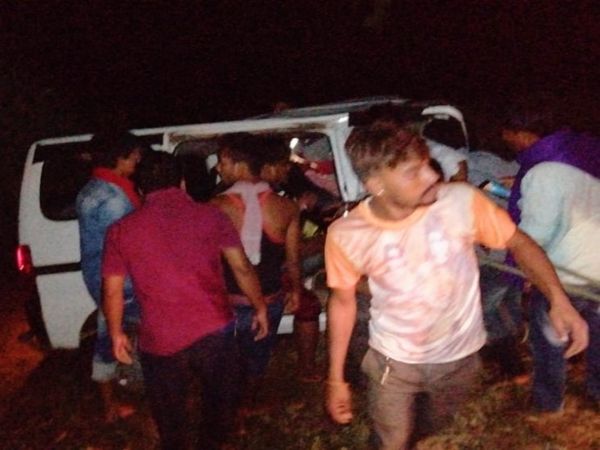 पुलिस के पहुंचने के बाद लोगों को निकाला गया।