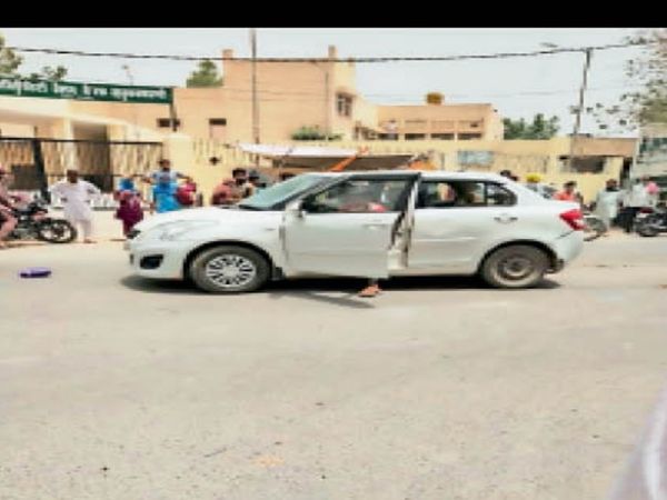थाने के बाहर खड़ी कार जिसमें तोड़-फोड़ की गई। - Dainik Bhaskar