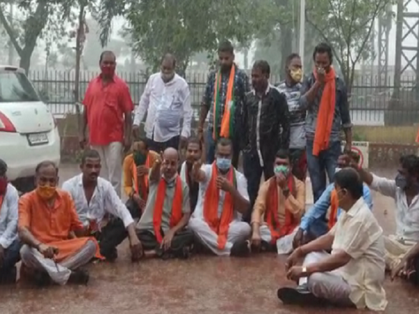 तस्वीर सरस्वती नगर थाने की है। बाहर बारिश में भीगते हुए भाजपा नेता प्रदर्शन कर रहे हैं। - Dainik Bhaskar