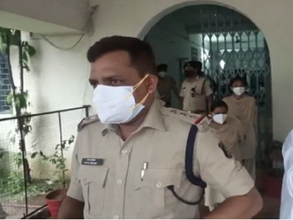 भाजपा नेताओं के सियासी ड्रामे को पुलिस भी देखती रही।