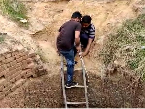 स्नेक रेस्क्यू टीम के जितेंद्र सारथी अपने साथी के सहारे कुएं में उतरते हुए। अजगर को निकालने के दौरान टीम को भी मशक्कत करना पड़ा।