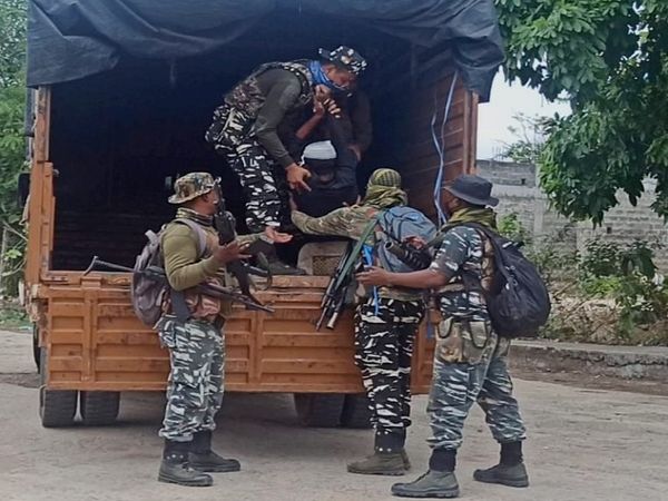 CRPF जवानों ने जैसे ही देखा कि हादसे के बाद घायल दर्द से कराह रहे हैं तो उन्होंने तुरंत अपनी गाड़ी में लेकर अस्पताल पहुंचे।
