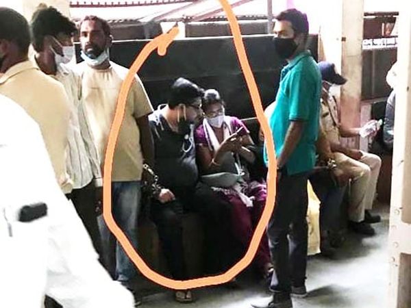 आरोपी कोर्ट में बेखौफ होकर परिवार के साथ बैठ कर बातें करता हुआ।