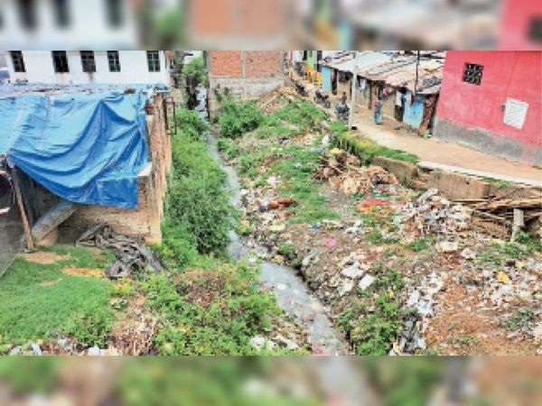 सिकंदरपुर बांध के पास स्लुइस गेट की ये है स्थिति। - Dainik Bhaskar