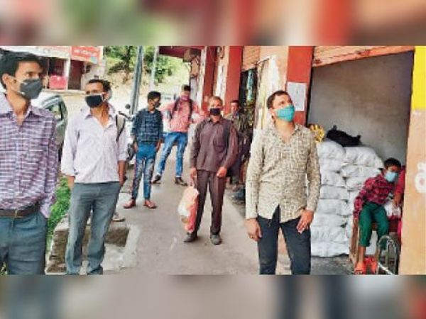 सर्वर ना चलने से डिपो के बाहर खड़े परेशान हो रहे उपभाेक्ता। - Dainik Bhaskar