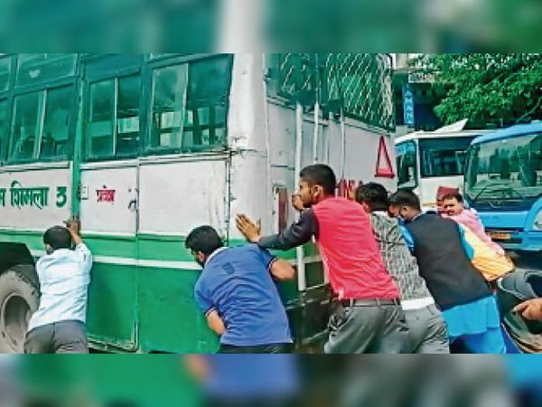 करसोग में धक्का देकर बसों को किया जा रहा स्टार्ट। - Dainik Bhaskar