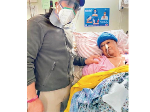 पिता के हालचाल पूछते बेटे विक्रमादित्य सिंह। - Dainik Bhaskar