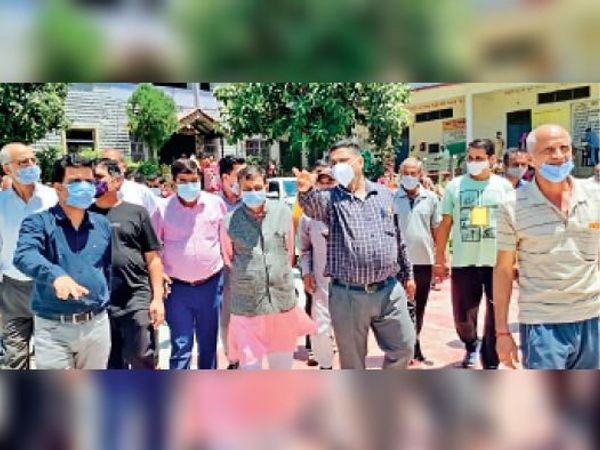 मरहाणा स्कूल में ढहने के कगार पर पहुंचे पेड़ों का मुआयना करते राजेंद्र गर्ग व अन्य। - Dainik Bhaskar