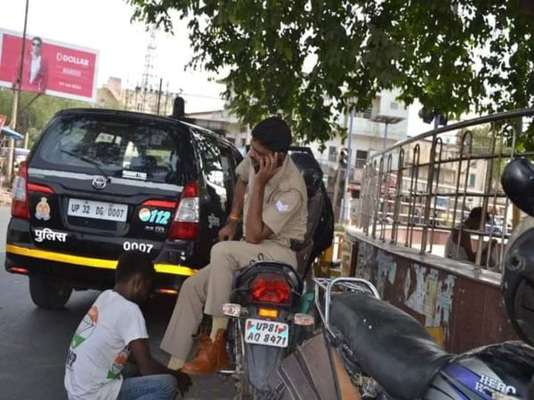 दरोगा ने खाकी का रौब दिखाकर जूता पहना कर फीते बांधने को कह दिया। - Dainik Bhaskar
