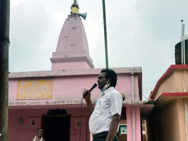 राजकीय मध्य विद्यालय, जुनौरी के शिक्षक भीम महतो बच्चों को फ्री में पढ़ाते हैं।