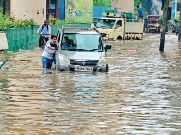 राेहतक| रोहतक जिले में रविवार सुबह अच्छी बारिश हुई। पालिका बाजार में 2 से 3 फीट पानी भर गया। इससे कई गाड़ियां बंद हो गईं। उन्हें धक्का मारकर बाहर निकालना पड़ा। फाेटाे | सुमित कुमार - Dainik Bhaskar