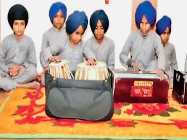 नारायणगढ़ सोहिया गांव के गुरुद्वारा चंदूआना साहिब में तबला वादन और शबद गायन सीखते बच्चे। - Dainik Bhaskar