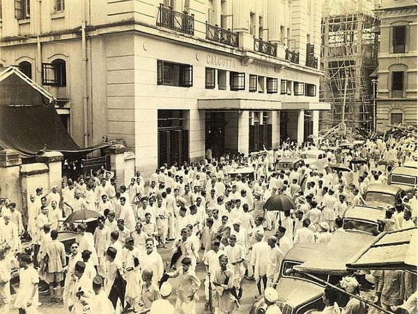 कलकत्ता स्टॉक एक्सचेंज के बाहर भीड़। तस्वीर साल 1945 की है।
