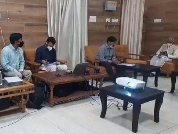 ट्रस्ट के सदस्यों और जिला प्रशासन के अफसरों से बातचीत करते चंपत राय।