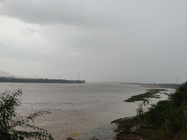 तेज बारिश के बाद से नर्मदा का जलस्तर बढ़ गया है।