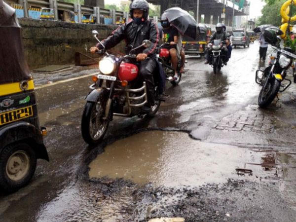तस्वीर मुंबई की मलाड के पश्चिमी एक्सप्रेसवे और बोरिवली के जोगेश्वरी सर्विस रोड की है।